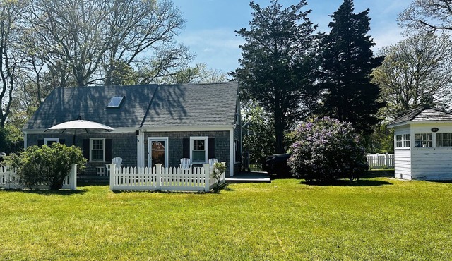Relaxing 3br, private yard, walk to beach, close to bike trail and shopping!