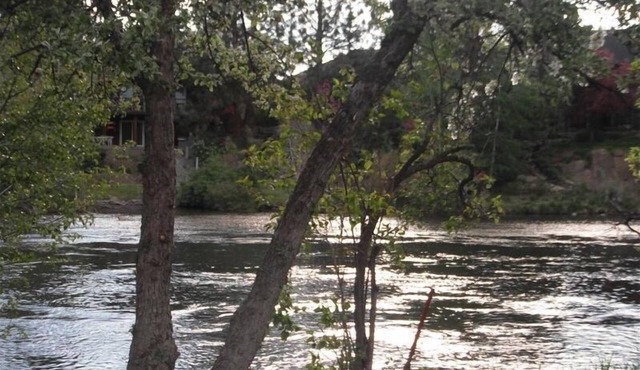 Riverfront Beauty! Location Perfection! Walk to the best of Bend