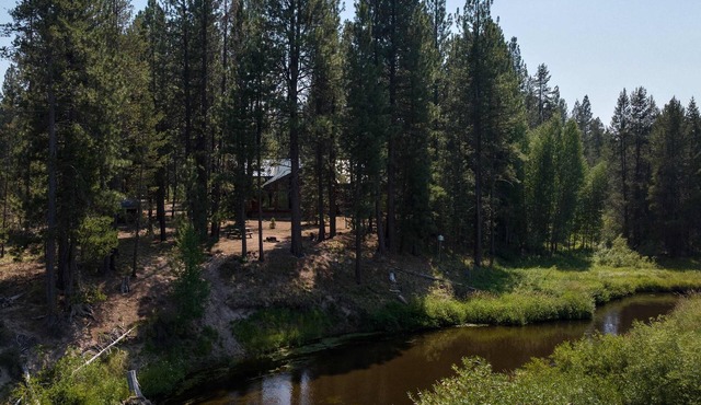 Riverfront Log Cabin with Firepit in La Pine
