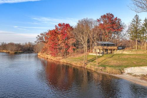 Riverfront Reset! Dells Cabin w/Kayaks & Deck