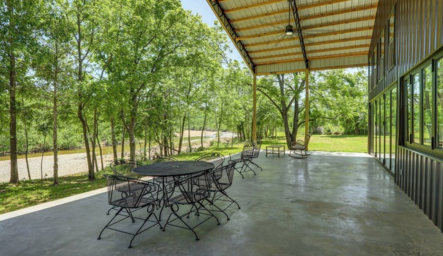 Riverfront Retreat w/Porch & Views in Des Arc!