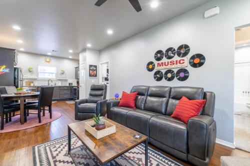 Rock & Roll House, Fiber Internet, ROKU TV, Washer & Dryer, by DT Chickasha & Leg Lamp!