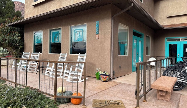 Romantic getaway/Staycation/Friend trip home base! 1 M to ZNP, Shuttle stop #5