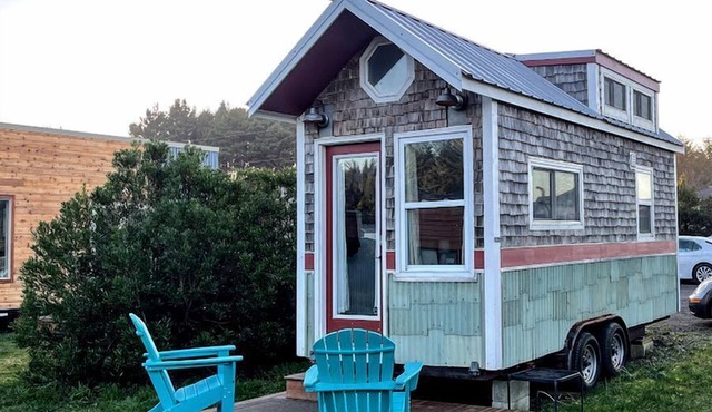 Romantic Tiny House Getaway with a Communal Lodge near Waldport, Oregon