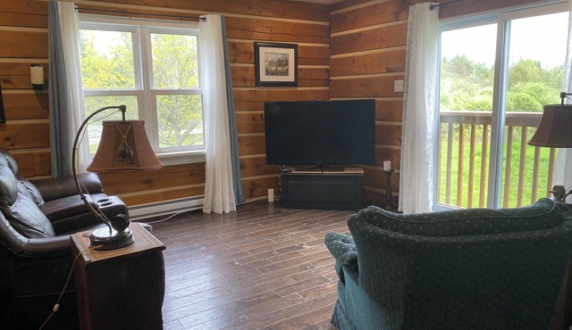 Rustic Pet Friendly 4 Bedroom Open Concept Cottage with Hot Tub