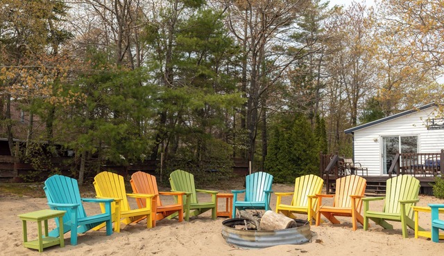 Sandy beach directly on Lake Huron. Kayaks, hammocks, fire pit, and more!