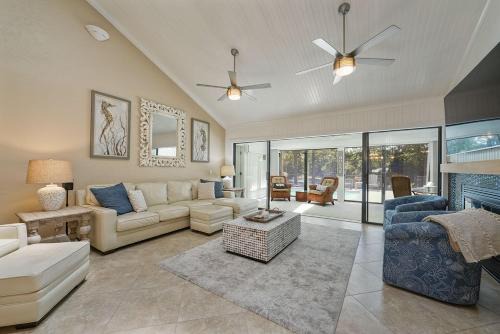 Shell Mates - Luxury Lakefront Vacation Rental with Private Pool Space & Outdoor Area
