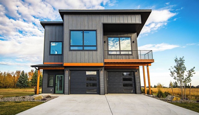 Shred Lodge - Luxurious modern home on the golf course with 180 degree views