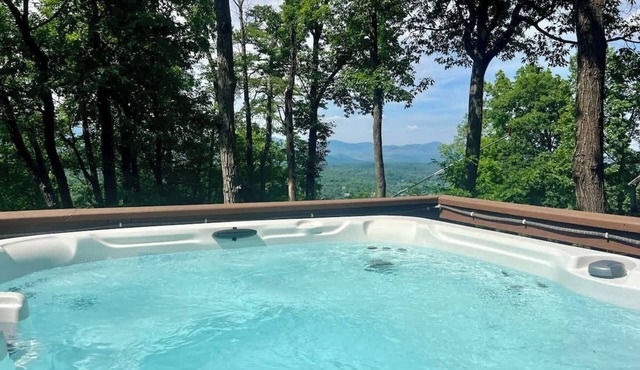 Slopeside Chalet: Ski & Bike in/out+Views+Hot Tub