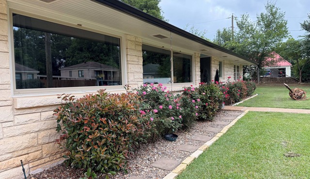 Spacious 4-BDRM, 6-BED, 2-BA home in Jefferson. Yee Haw Haven, a western dream!