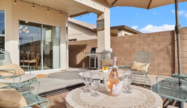 Spacious 5 bedroom with large backyard in Surprise