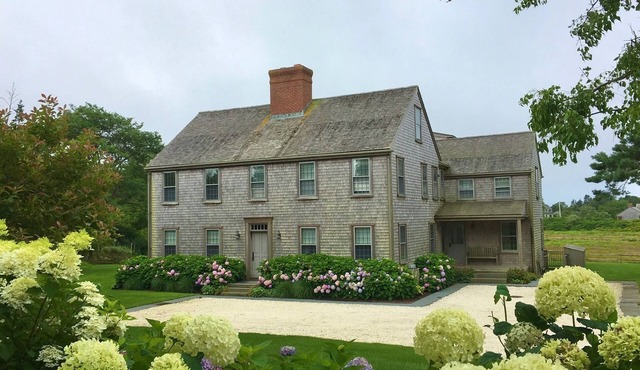 Spacious 6-bedroom Nantucket home, 1 mile walk to town, 3 acres, cul-de-sac