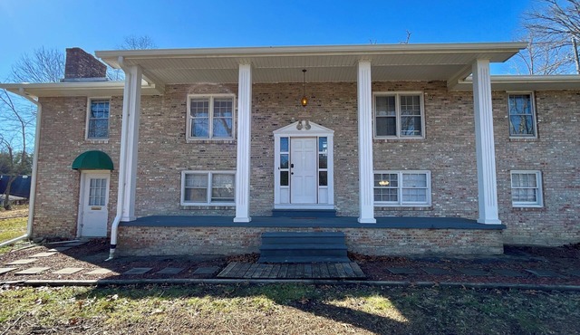 Spacious, Charming & Serene Family Haven ~ Parking