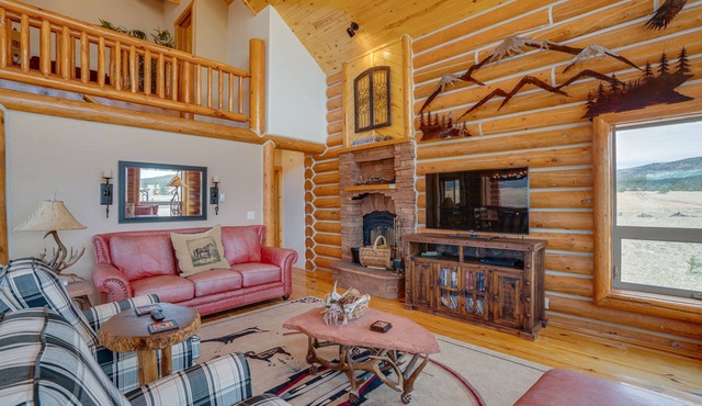 Spacious lodge with stunning Moreno Valley views