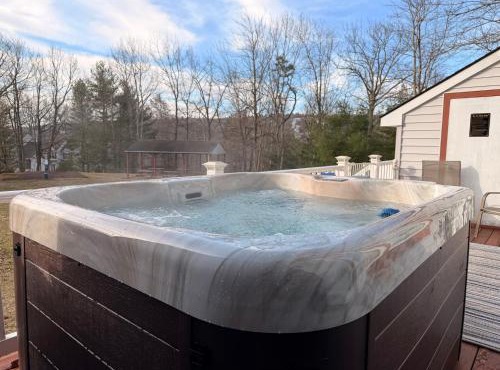 Spacious Modern Gem - Walk to Lake, Minutes to Ski