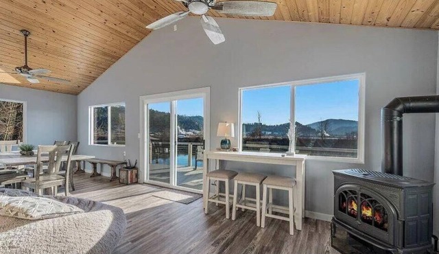 St. Joe River Retreat in lovely Saint Maries with A/C