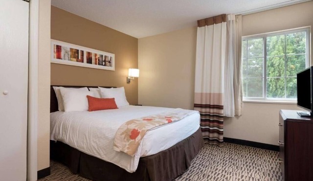 Standard Queen Room Near Sanlando Park ORL
