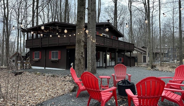 Steps from the Lake! Fire Pit, Paddle Boards, Aquaslide in Lake!