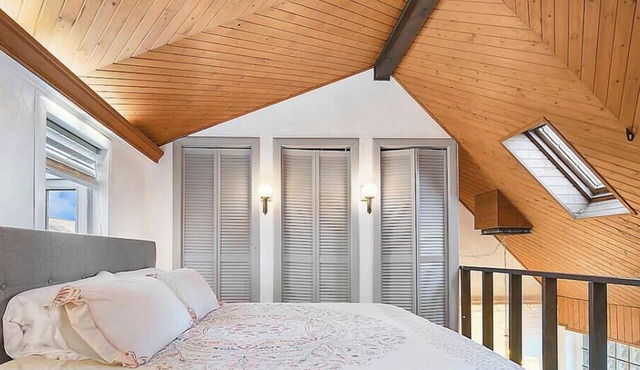 Stylish Loft with Deck and Parking