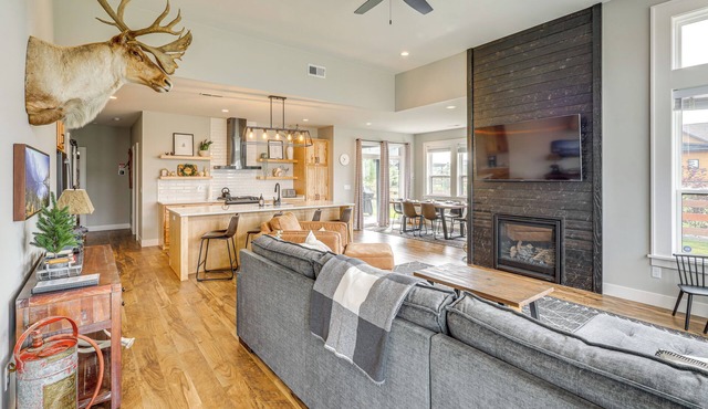 Stylish Montana Vacation Rental w/Private Hot Tub
