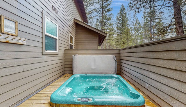 Sunriver home with private hot tub, SHARC passes for pools