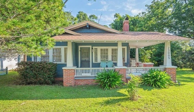 The Barefoot Bungalow - Vintage Charm by the Lake