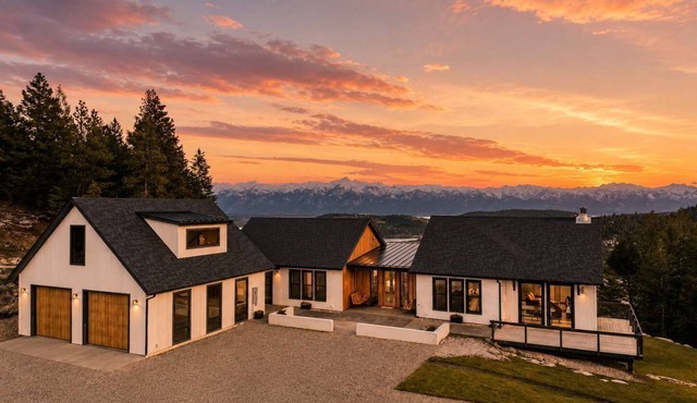 The Majestic - Elevated Views, Sauna & Game Room