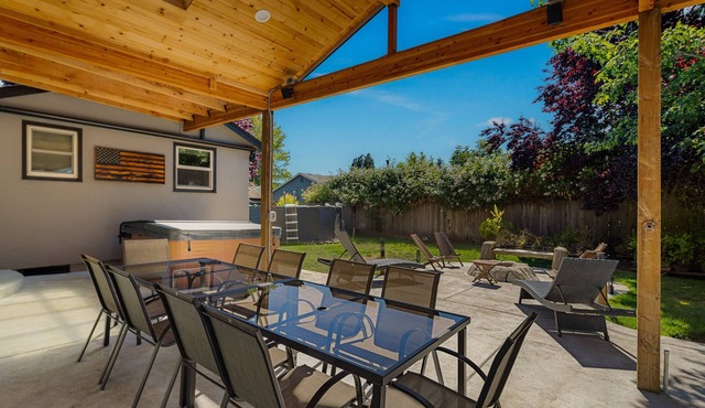 The Mixture: Enjoy a hot tub, fire pit, and outdoor dining in Eugene!