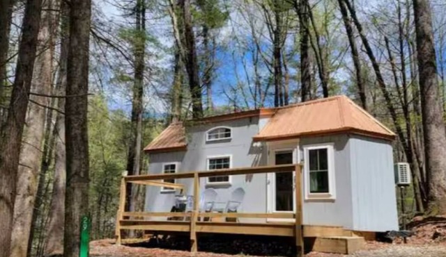 The Rabbit Hole-Trillium Tiny Home with Hottub - Pet Friendly