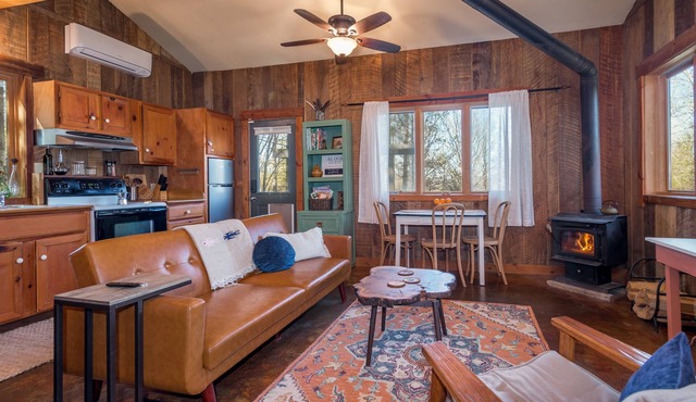 Treetop Cabin w/Jetted Tub - Cozy Escape Near AVL