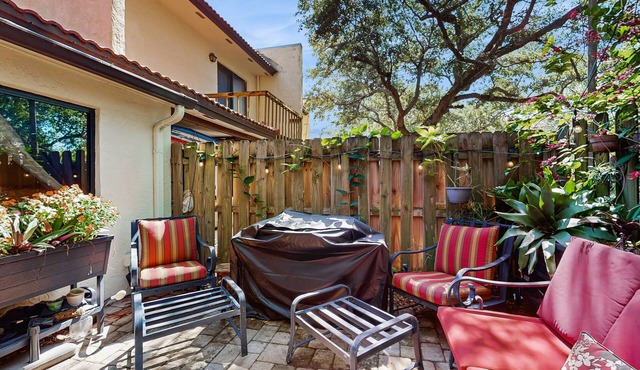 Tropical Backyard Oasis W/Ground-Floor Walkout Patio, BBQ Grills, & Fenced-in Yard!☀️