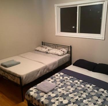 Upper Level Cheap Room For 3 People- 24 Hrs Checkin-Walking to Bus,Grocery, Plaza