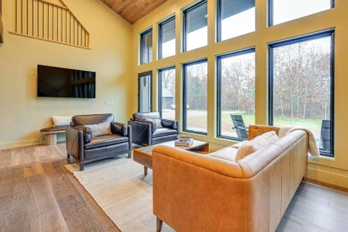 Walk to Castle Rock Lake! Modern Home w/Patio