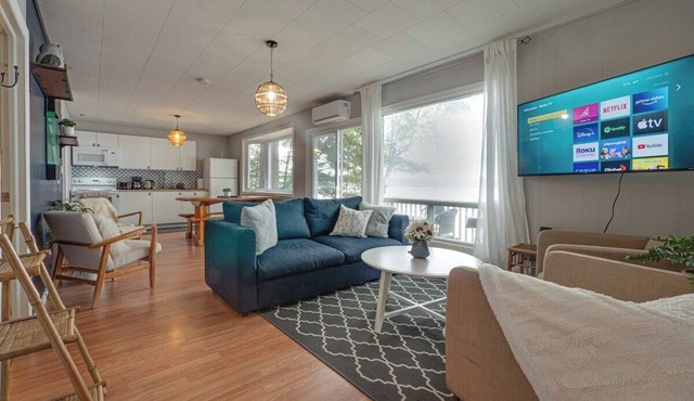 Waterfront Night Owl Cottage on Halls Lake