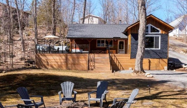 Waterfront getaway on Lake Manitouwabing. Hot tub, bunkie, canoes and kayaks!