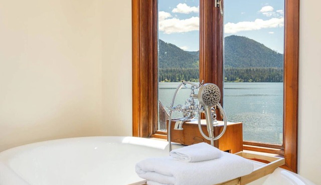 Waterfront Spacious Custom Lakefront Home - Lake Quinault, Olympic National Park