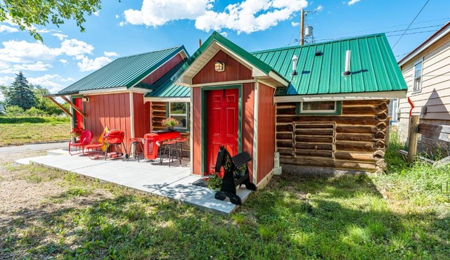 Western Log Cabin Near Downtown Sheridan
