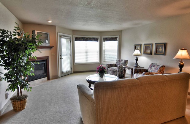 1BD/ 1BA condo on Tagalong Golf Course overlooking Red Cedar lake