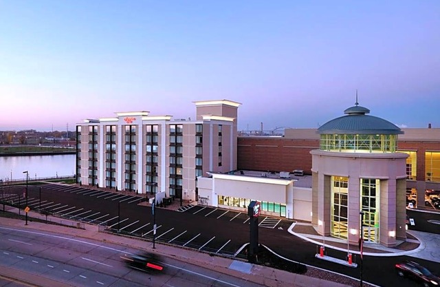 2-Star Hotel ∙ Hampton Inn Green Bay Downtown
