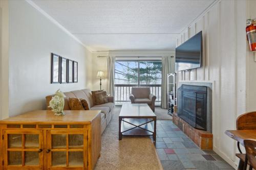 3-Bedroom Condo Ski-In, Shuttle, and Cozy Fireplace Whiffletree I3