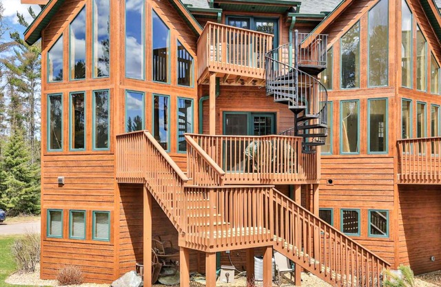3-story townhome with dock access on Duck Lake, fireplaces, WiFi