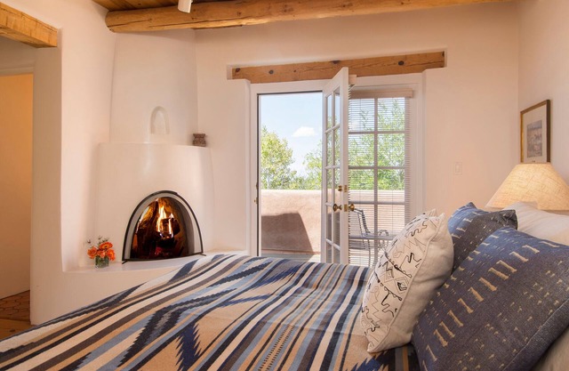 Authenitic Santa Fe Casita~Walk to Downtown, Kiva Fireplaces and Mountain Views