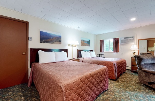 Charming and casual motel in a great location with shared resort amenities