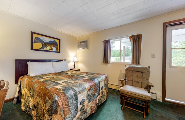 Charming and casual motel in a great location with shared resort amenities