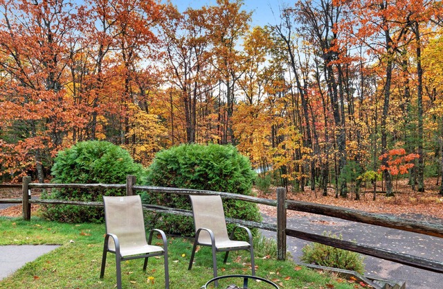 Charming lakefront condo w/ gas fireplace, private deck close on chain of lakes!