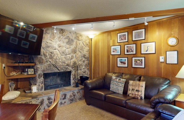 Close to Lifts | Fireplace | Redwood Commons A18