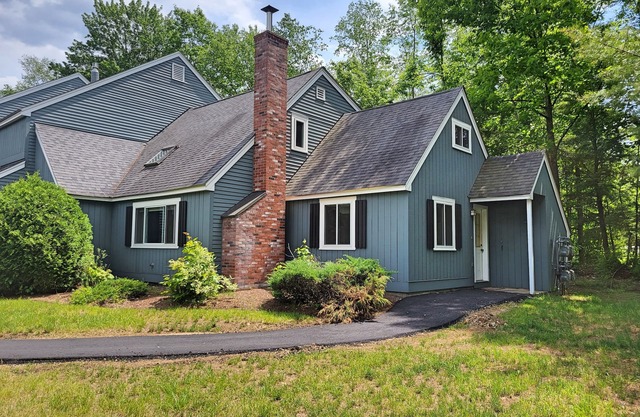 Close to shops/dining, pet-friendly, AC/FP, patio, pool access. A0056 by LRS