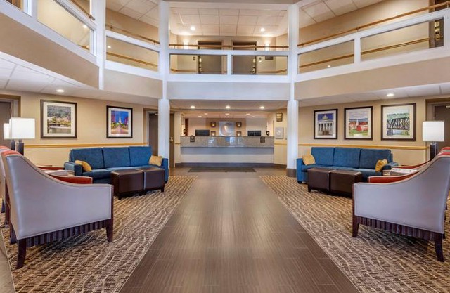 Comfort Inn & Suites at Maplewood