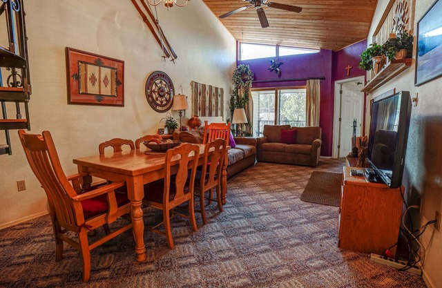 Condo two blocks from the Slopes!