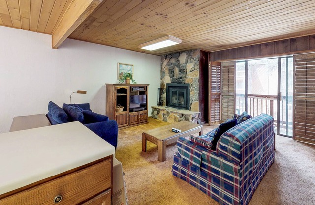 Condo with WiFi & fire - walk to Chile Express Lift